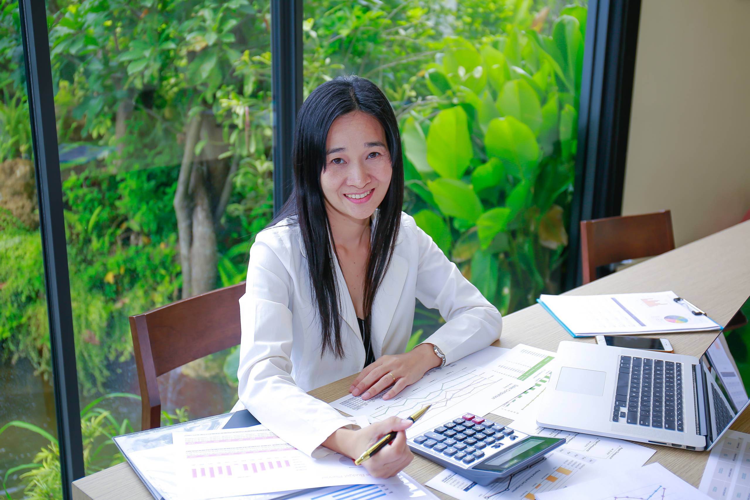 A professional Chinese CPA New York is consulting with a client about tax planning strategies.