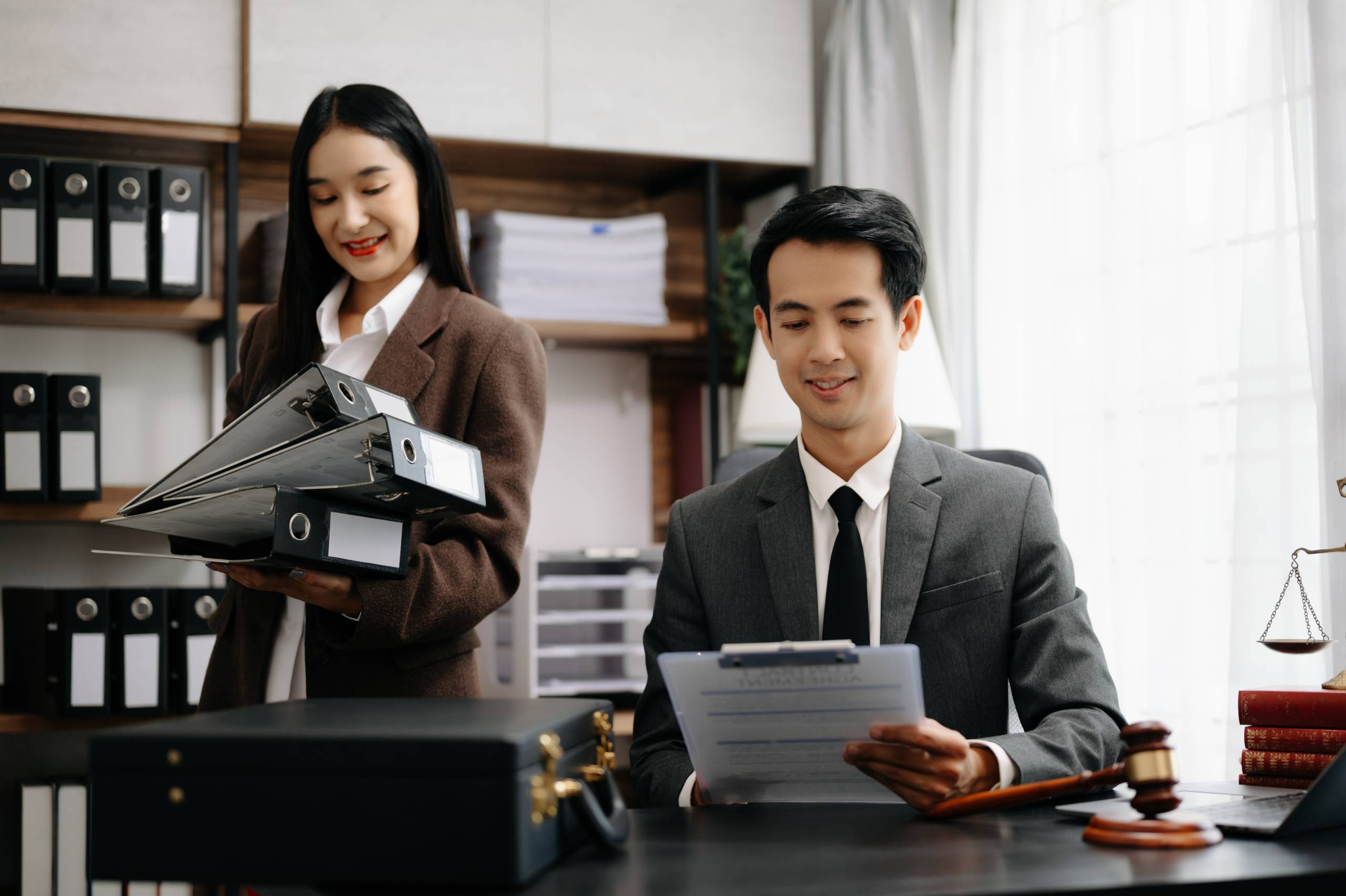 纽约企业主正在与专业会计师讨论LLC公司报税及税务规划方案。
