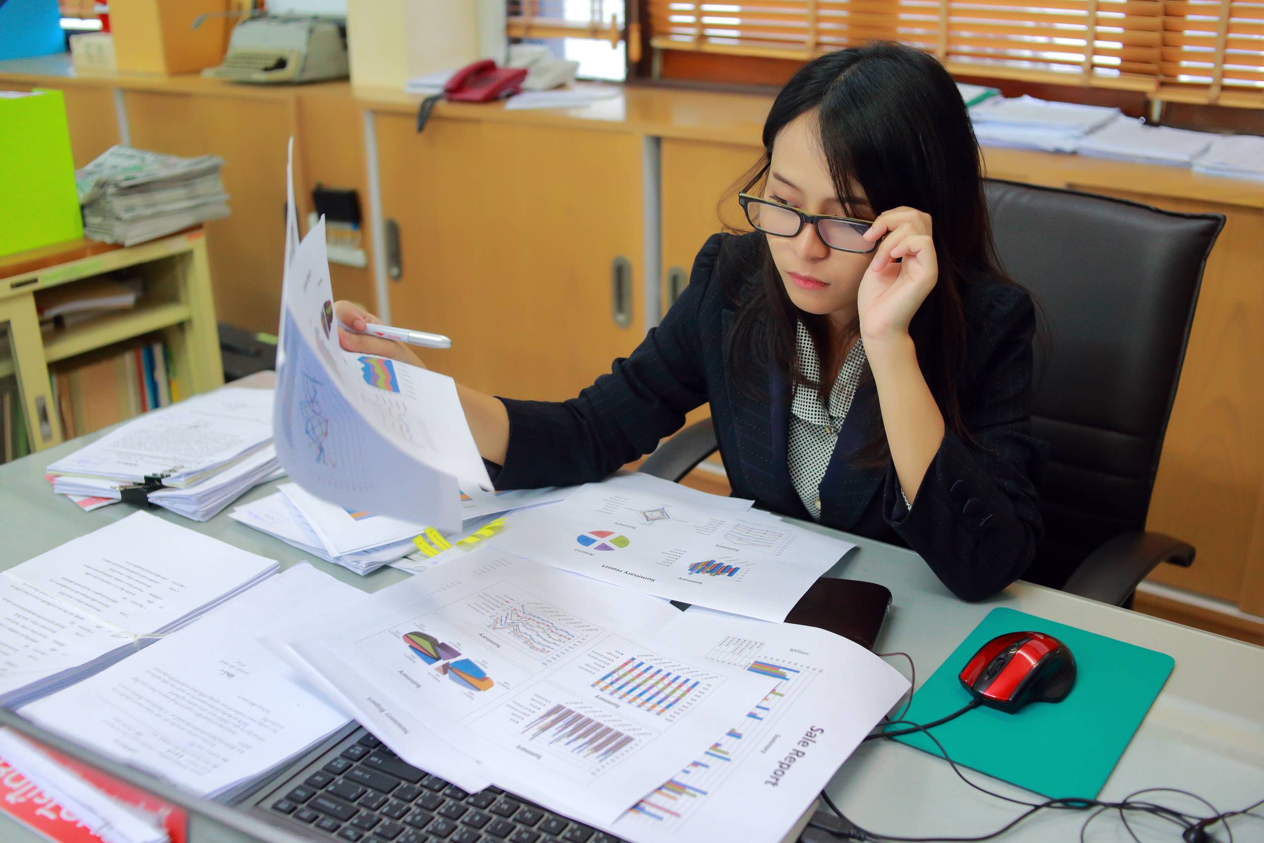 A Small Business Accountant New York helping entrepreneurs organize financial records during tax season.