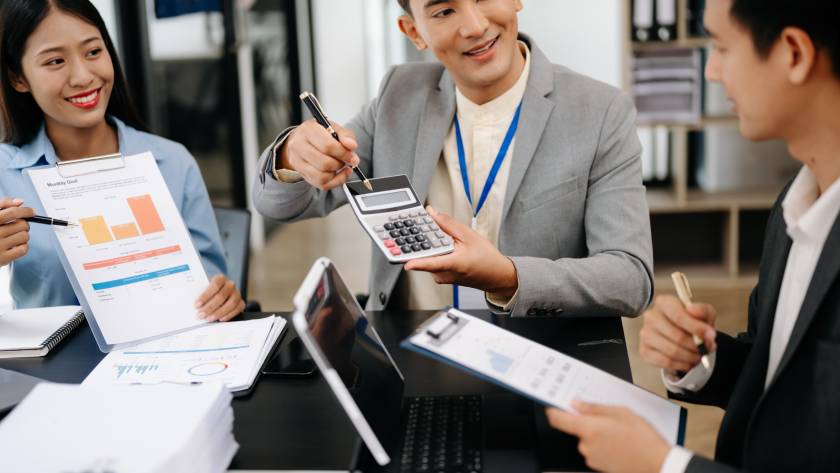 专业纽约CPA为小企业客户审核LLC税务申报文件和财务记录。