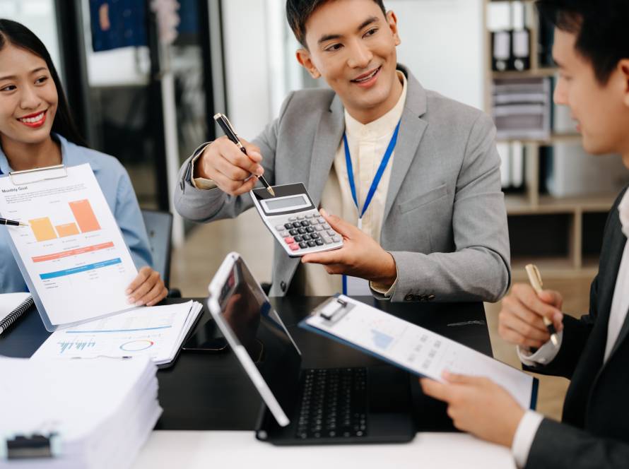 专业纽约CPA为小企业客户审核LLC税务申报文件和财务记录。